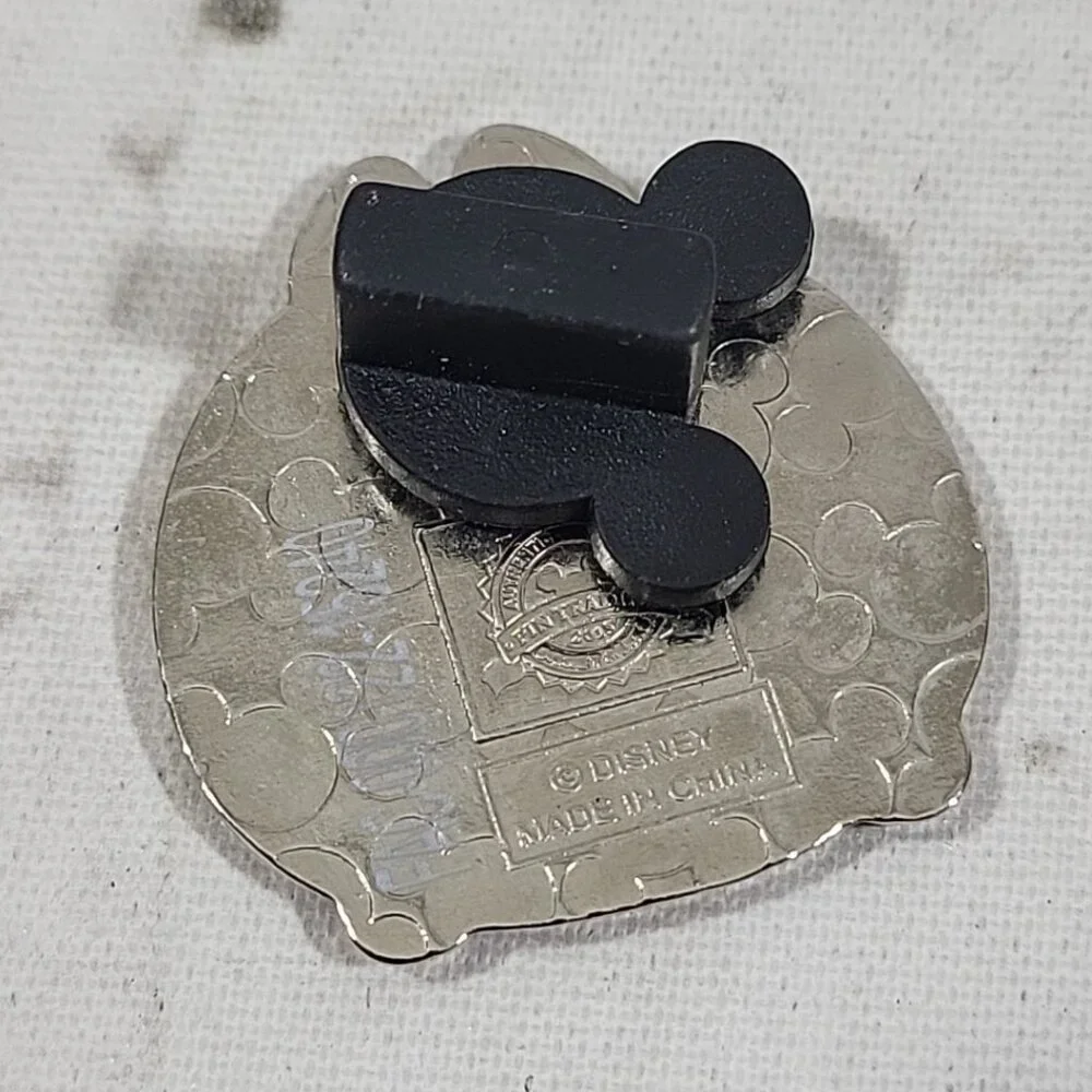 Disney Pins Set‎ Of 4 different Tsum Tsum Character Pins Pooh Minnie Daisy Chip